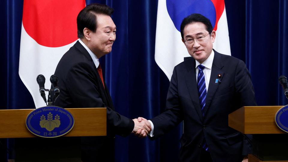 South Korea's President Yoon Suk Yeol (left) and Japan's Prime Minister Fumio Kishida (right) held a joint news conference at the prime minister's official residence in Tokyo on Thursday.