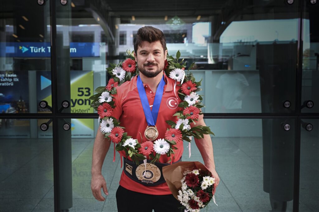 Turkish wrestler Ali Cengiz arrives at Esenboğa Airport after beating David Losonczi in the World Wrestling Championships final, Ankara, Türkiye, Sept. 25, 2023. (AA Photo)