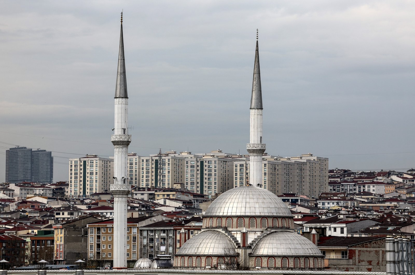 A view of a mosque with a backdrop of residential properties in the Esenyurt district of Istanbul, Türkiye, April 4, 2023. (EPA Photo)