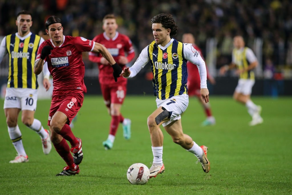 Fenerbahçe's Ferdi Kadıoğlu (R) runs with the ball during the Turkish Süper Lig match against Sivasspor at Ülker Stadium, Istanbul, Türkiye, Dec. 4, 2023.. (Getty Images Photo)