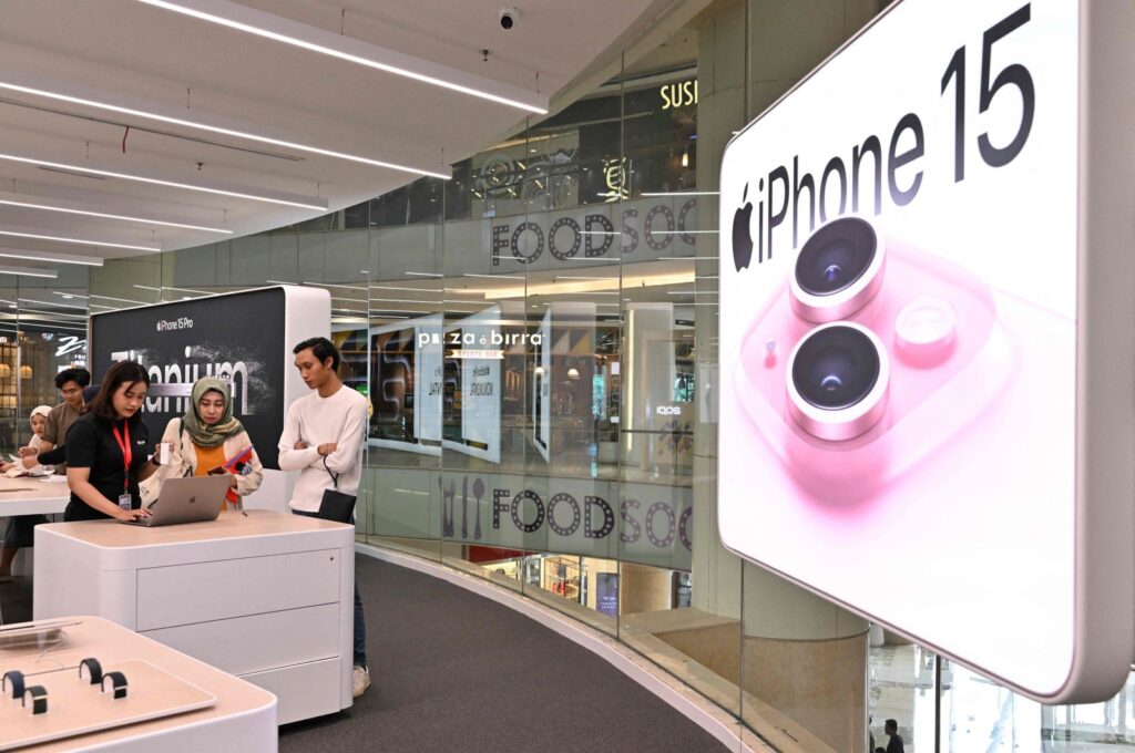 People visit to buy Apple products at an Apple reseller store iBox at a mall in Jakarta, Indonesia, April 17, 2024. (AFP Photo)