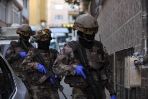 Special forces prepare to raid an apartment housing six suspected FETÖ members, in northern Bursa province, Türkiye, April 25, 2024. (DHA Photo)