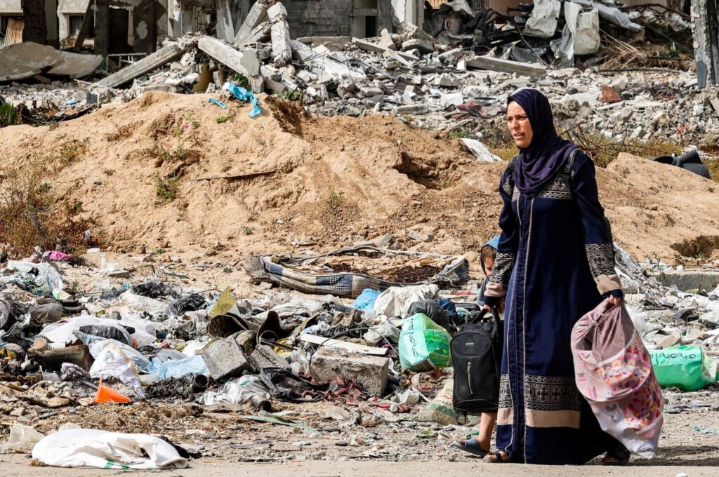 A woman and child arrive on foot at the Daraj quarter of Gaza City, Palestine, May 11, 2024. (AFP Photo)