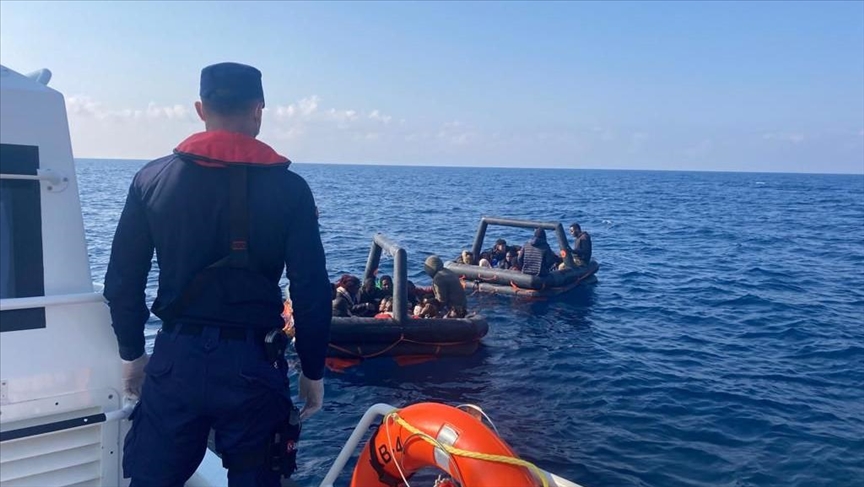 Türkiye rescues 10 irregular migrants in Aegean Sea