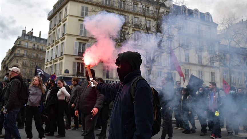 Rally starts in Paris against pension reform, violent groups on stage